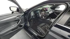 2022 BMW 5-Series 520i M Sport — фото 10