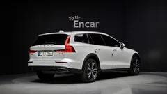 2021 Volvo V60 B5 Pro AWD, белый — фото 2