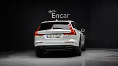 2021 Volvo V60 B5 Pro AWD, белый — фото 4
