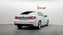 2022 BMW 5-Series 520i Luxury, белый — фото 2