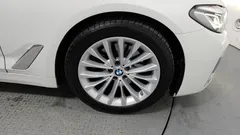 2022 BMW 5-Series 520i Luxury, белый — фото 5
