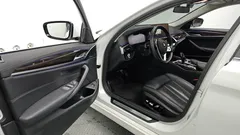2022 BMW 5-Series 520i Luxury, белый — фото 10