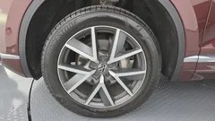 2023 Volkswagen Touareg 3.0 TDI Prestige, красный — фото 5