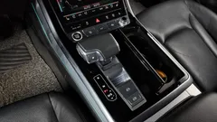 2021 Audi Q8 45 TDI Quattro Premium, чёрный — фото 9