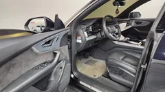 2021 Audi Q8 45 TDI Quattro Premium, чёрный — фото 10