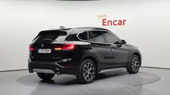 2021 BMW X1 xDrive 20i xLine, чёрный — фото 2