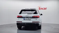 2022 Audi Q7 55 TFSI Quattro Premium, белый — фото 4