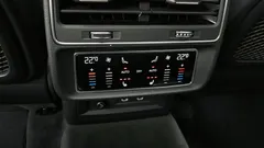 2022 Audi Q7 55 TFSI Quattro Premium, белый — фото 17
