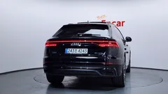 2023 Audi Q8 55 TFSI Quattro Premium, чёрный — фото 4