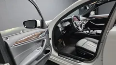 2021 BMW 5-Series 520i M Sport, белый — фото 10