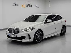 2023 BMW 1-Series 120i M Sports, белый — фото 13