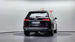2021 Audi Q7 45 TDI Quattro Premium — фото 4