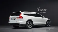 2022 Volvo V60 B5 Pro AWD — фото 2