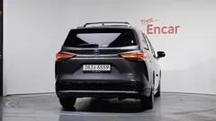 2021 Toyota Sienna 2.5 Hybrid 2WD, серый — фото 4