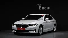 2022 BMW 5-Series 530e Luxury, белый — фото 1