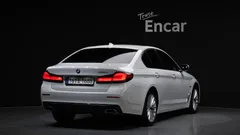2022 BMW 5-Series 530e Luxury, белый — фото 2