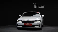 2022 BMW 5-Series 530e Luxury, белый — фото 3