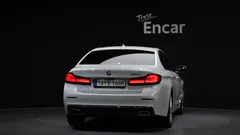 2022 BMW 5-Series 530e Luxury, белый — фото 4