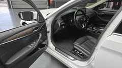 2022 BMW 5-Series 530e Luxury, белый — фото 11