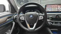 2022 BMW 5-Series 530e Luxury, белый — фото 13
