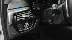 2022 BMW 5-Series 530e Luxury, белый — фото 17