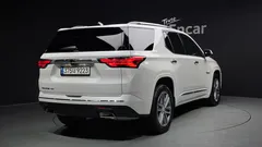 2023 ChevroletGMDaewoo Traverse 3.6 AWD Hi Country, белый — фото 2