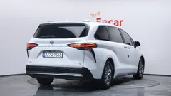 2023 Toyota Sienna 2.5 Hybrid AWD, белый — фото 2