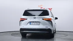 2023 Toyota Sienna 2.5 Hybrid AWD, белый — фото 4