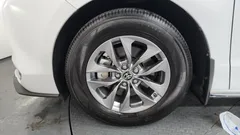 2023 Toyota Sienna 2.5 Hybrid AWD, белый — фото 5