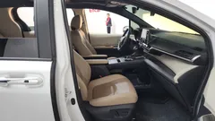 2023 Toyota Sienna 2.5 Hybrid AWD, белый — фото 11