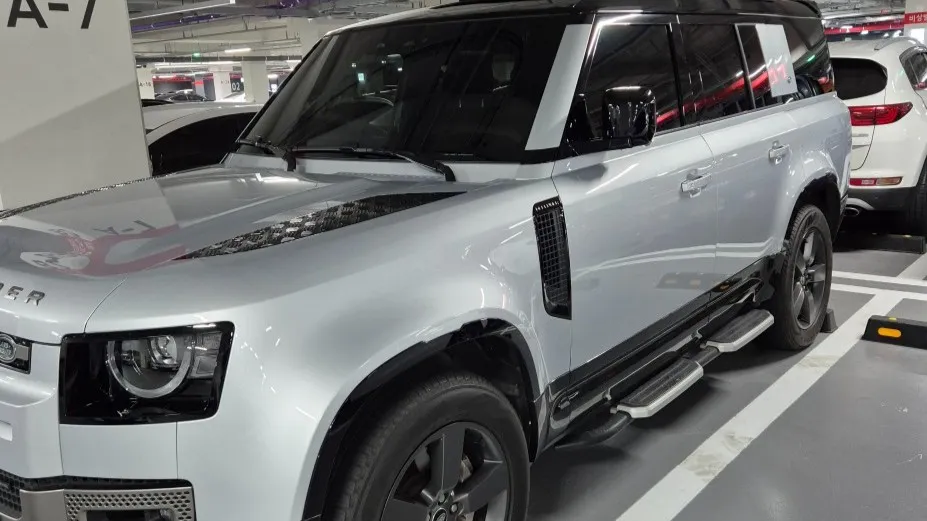 2023 Land Rover Defender 130 D300 X-Dynamic HSE