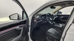 2023 Volkswagen Touareg 3.0 TDI Prestige, белый — фото 10