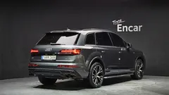 2022 Audi Q7 55 TFSI Quattro Premium, серый — фото 2