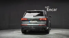 2022 Audi Q7 55 TFSI Quattro Premium, серый — фото 4