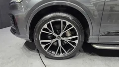 2022 Audi Q7 55 TFSI Quattro Premium, серый — фото 5