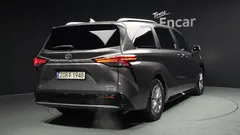 2023 Toyota Sienna 2.5 Hybrid AWD, серый — фото 2