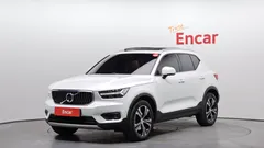 2022 Volvo XC40 B4 Inscription, белый — фото 1