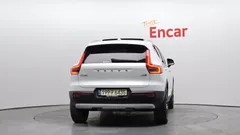 2022 Volvo XC40 B4 Inscription, белый — фото 4