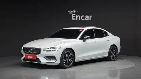 2022 Volvo S60 B5 R-Design