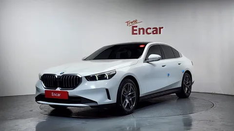 2024 BMW 5-Series 520i