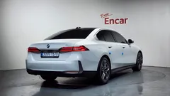 2024 BMW 5-Series 520i, белый — фото 2