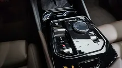 2024 BMW 5-Series 520i, белый — фото 9
