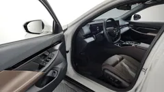 2024 BMW 5-Series 520i, белый — фото 10