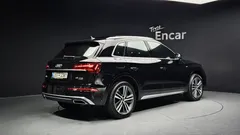 2021 Audi Q5 45 TFSI Quattro Premium, чёрный — фото 2
