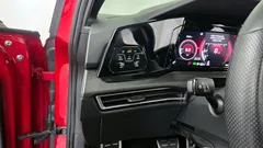 2022 Volkswagen Golf 2.0 GTI, красный — фото 16
