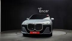2023 BMW 7-Series 740i sDrive M Sport, светло-серебристый — фото 3