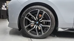2023 BMW 7-Series 740i sDrive M Sport, светло-серебристый — фото 5
