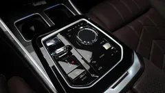 2023 BMW 7-Series 740i sDrive M Sport, светло-серебристый — фото 9
