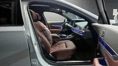 2023 BMW 7-Series 740i sDrive M Sport, светло-серебристый — фото 10