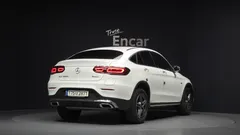 2021 Mercedes-Benz GLC-Class GLC300e 4MATIC Coupe, белый — фото 2